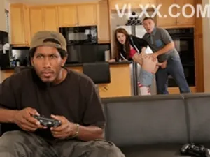 ông chồng nhu nhược nhìn vợ cùng tiền bối chụp ảnh khỏa thân