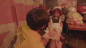 Jenna Jones đang quan hệ bằng miệng với cậu con trai riêng buồn chán của mình trong phòng khách sạn