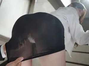 Cô giáo giúp cậu học trò đang trong tình trạng cương cứng về nhà