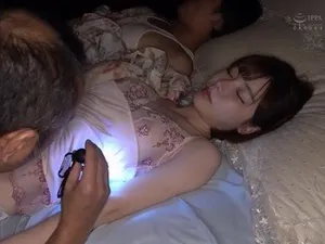 Bố dượng không chịu được trước cô con gái quá múp tuổi trưởng thành