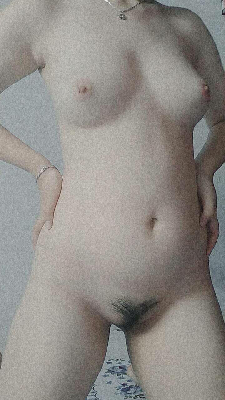 Anh thanh niên ngây ngô và cô bạn gái bán hoa ở quán rượu đầy kinh nghiệm